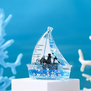 Vue détaillée de la bouteille dérivante avec liquide bleu et étoiles sur socle blanc