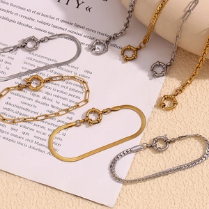 Dettaglio di catene in acciaio inossidabile placcate oro 18K e argento con chiusura OT