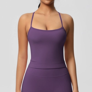 Dettaglio completo completo yoga viola scuro con top a canotta e leggings a vita alta