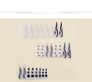 Détails de faux ongles stiletto avec motifs d'araignée gothiques et strass brillants