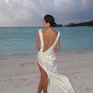 Elegante abito da sera in raso bianco con schiena scoperta e spacco alto