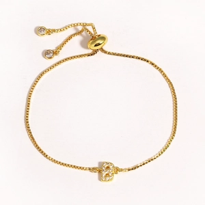 Détail du bracelet lettre B doré ajustable avec pavage en zircone et fermoir coulissant