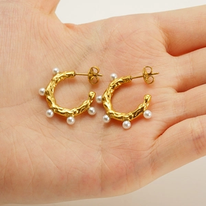 C-shaped 18k gold plated stainless steel hoop earrings with pearls and hammered texture