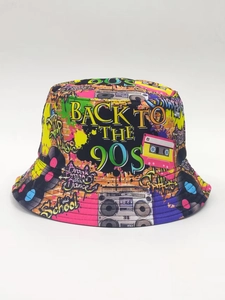 Detailansicht des 90er Vintage Fischerhuts mit Graffiti-Muster und Retro-Motiven