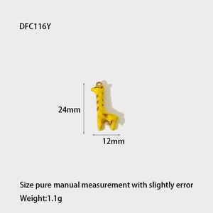 Detailansicht der gelben Giraffe-Anhänger mit 24mm Maßen und goldenem Aufhängering