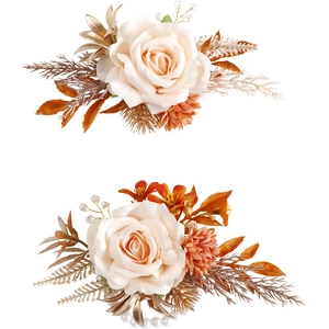 Ensemble boutonnière et bracelet de mariage avec roses crème et marguerites orange