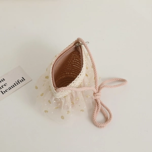 Vue détaillée d'un sac en paille pour fille avec tulle à pois et dentelle