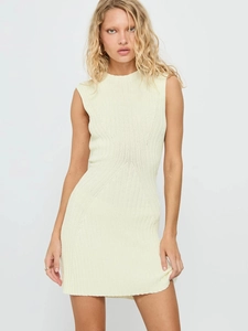 Robe courte sans manches en maille jaune pâle avec col montant et texture côtelée