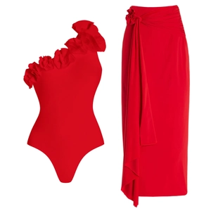 Maillot une épaule rouge avec volants 3D et jupe portefeuille taille haute assortie