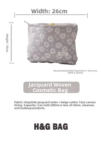 Détail d'une trousse de maquillage en jacquard violet, dimensions 26 x 18 cm