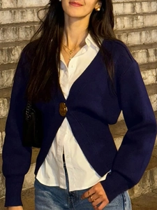 Cardigan in maglia blu scuro con scollo a V profondo e grande bottone marrone per look casual