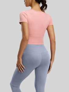 Set top corto rosa e leggings yoga azzurri a vita alta per il fitness e la corsa