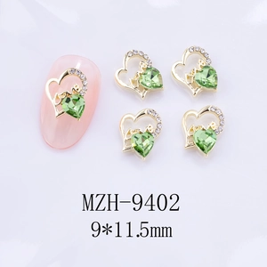 Bijou d'ongle cœur 3D ajouré avec gravure Love et incrustation de gemme verte