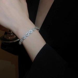 Détail du bracelet réglable en argent avec oxydes de zirconium et maillons ovales