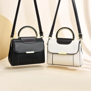 Sacs à bandoulière carrés minimalistes noir et beige avec poignées métalliques et sangles