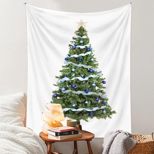Dettaglio di un arazzo boho con albero di Natale appeso sopra il letto per decorazione