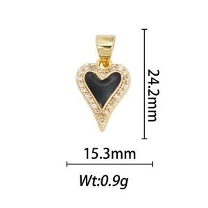 Détail du pendentif cœur en or 18 carats avec incrustation noire et zircone pavé