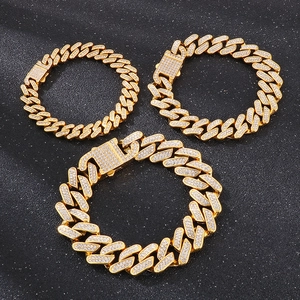 Detailansicht goldener Cuban-Armbänder in drei Breiten mit funkelnden Strasssteinen