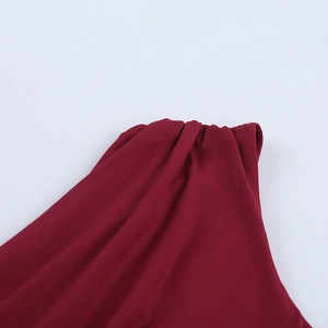 Détail de la texture froncée rouge vin montrant les plis élégants du tissu