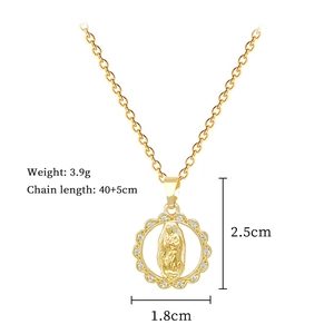 Gros plan du pendentif doré avec portrait en zircon et dimensions du collier