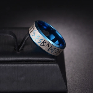 Detailansicht Wikinger Ring aus Titanstahl mit blauen Runen und grauem Matt-Finish