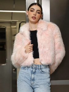 Détail de la texture d'une veste rose en fausse fourrure douce portée par un mannequin