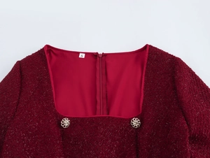 Détail de l'encolure carrée sur robe en tweed bordeaux avec boutons fleurs argentés