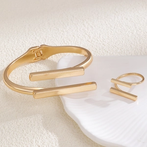Ensemble de bijoux géométriques dorés avec bracelet jonc et bague réglable assortie
