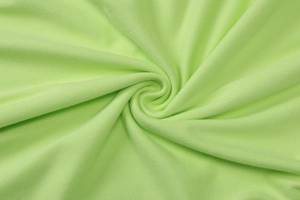 Gros plan sur la texture du tricot vert fluo plissé avec des détails de drapé