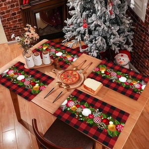Tovagliette di Natale con motivo a quadri rossi e neri e decorazioni festive tavola