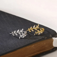 Dettaglio dell'anello a foglia in argento s925 con zircone su un libro antico