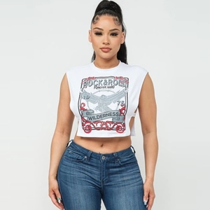 Dettaglio del crop top bianco smanicato con stampa rock di aquila e spalle scoperte