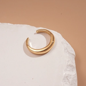 Bague réglable en or poli sur base en pierre naturelle au design minimaliste