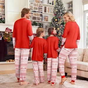 Set pigiama natalizio familiare rosso con motivi jacquard di renne e fiocchi di neve
