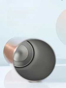 Gros plan d'un gobelet 20oz montrant la doublure en acier inoxydable isolée sous vide