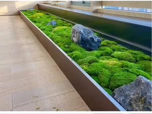 Dettaglio di prato in muschio artificiale con pietre per decorazione di interni e paesaggi
