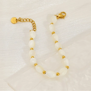 Detail of 18K gold stainless steel bracelet with baroque pearls and lobster clasp