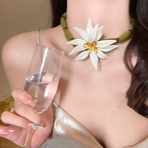 Collier vintage français avec pendentif fleur blanche et perles vert olive élégant