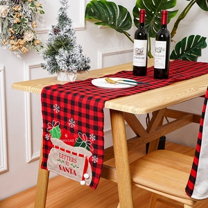 Rood en zwart geblokte kersttafelloper met Letters to Santa borduursel decoratie