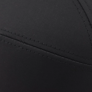 Dettaglio delle cuciture di precisione e del tessuto di qualità su un berretto nero