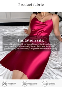 Détail de la nuisette en satin rouge montrant la texture soyeuse et les fines bretelles