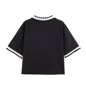 Vue arrière du polo noir avec bordure en tricot festonné blanc au col et manches