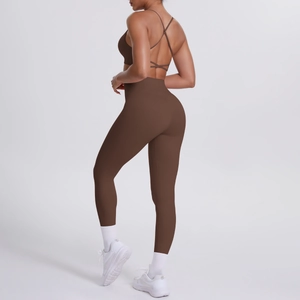 Vue arrière d'un ensemble de yoga marron avec brassière croisée et legging taille haute