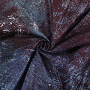 Gros plan du tissu avec imprimé marbre abstrait rouge, bleu, noir et texture textile