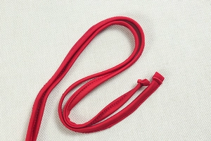 Vue macro détaillée de la couture rouge et de la sangle élastique de la robe moulante