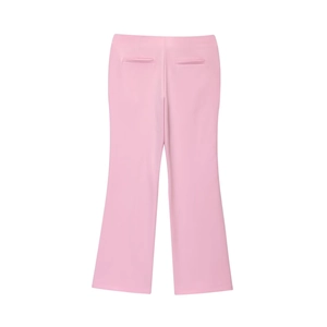 Vista posteriore dettagliata dei pantaloni svasati rosa con struttura in vita e taschini