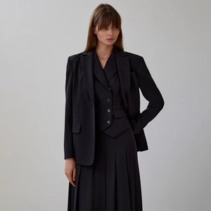 Détails d'un élégant ensemble 3 pièces noir avec blazer gilet et jupe plissée