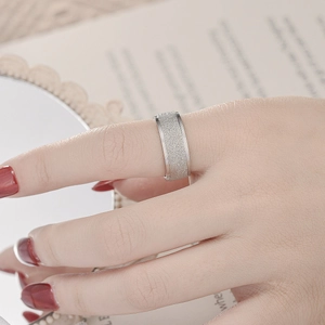 Détail de la bague en acier inoxydable sablé mat avec bords polis pour couples