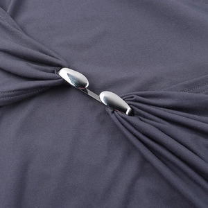Gedetailleerde macro-opname van de gebreide textuur en de elegante zilveren metalen gesp