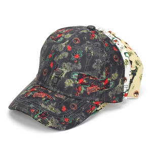 Dettaglio di tre cappellini da baseball con stampe retrò della Torre Eiffel e fiori colorati
